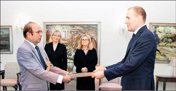 Ambassador Cooray presents credentials to Iceland President