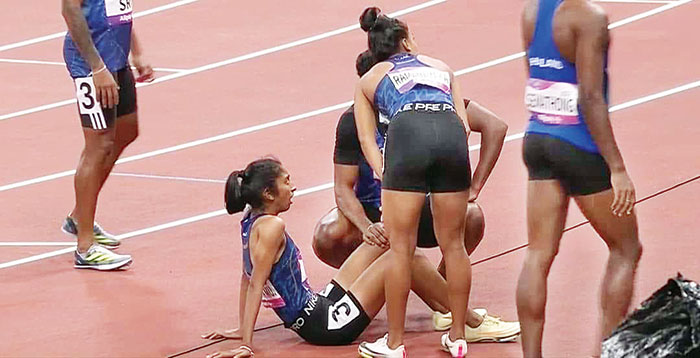 U.S. women disqualified from 4x400m relay after baton fail