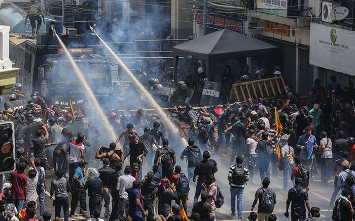 Police used about 50,000 litres of water to hold back protesters on ...