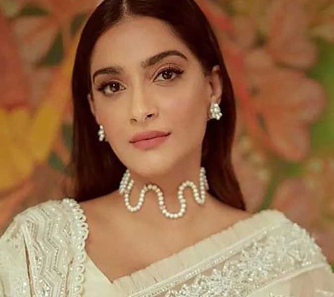 Rosy lips are a celebrity favourite this season– - Vimarsana News