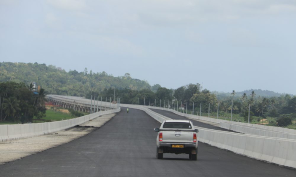 Southern Expressway blocked between Pinnaduwa and Imaduwa by earthslip ...