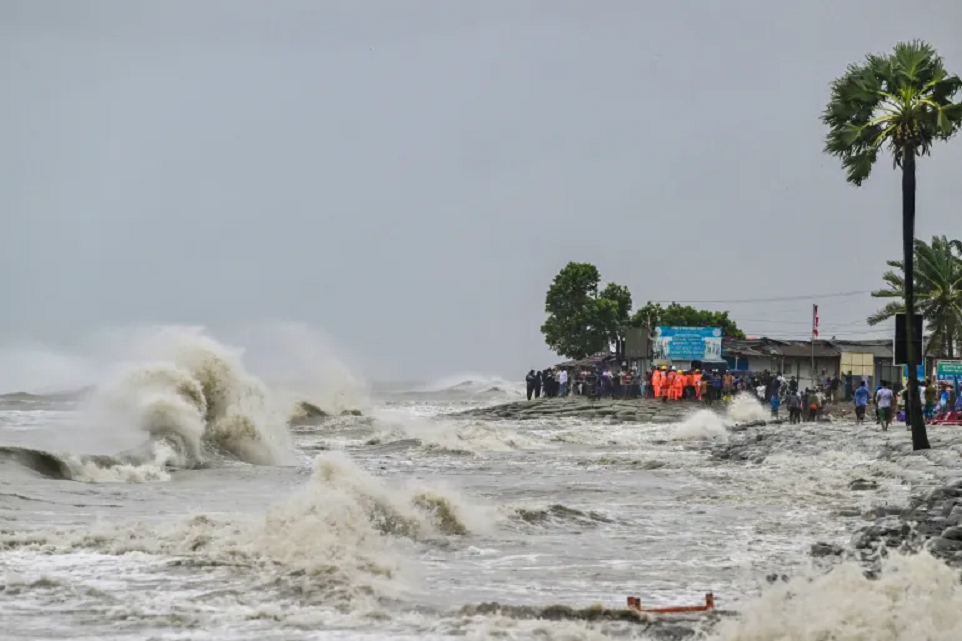 Cyclone Remal slams into Bangladesh coast as hundreds of thousands ...