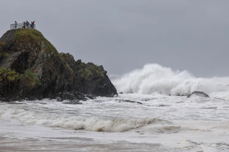 Cyclone Alfred lashes parts of eastern Australia, bringing rains, waves ...